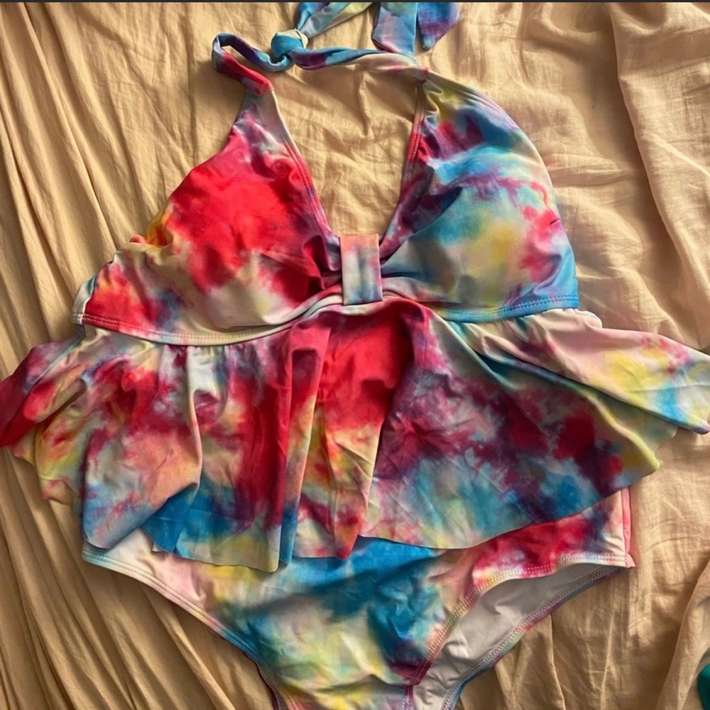 Womens Bathing suit by Peddney it’s a 2 piece suit